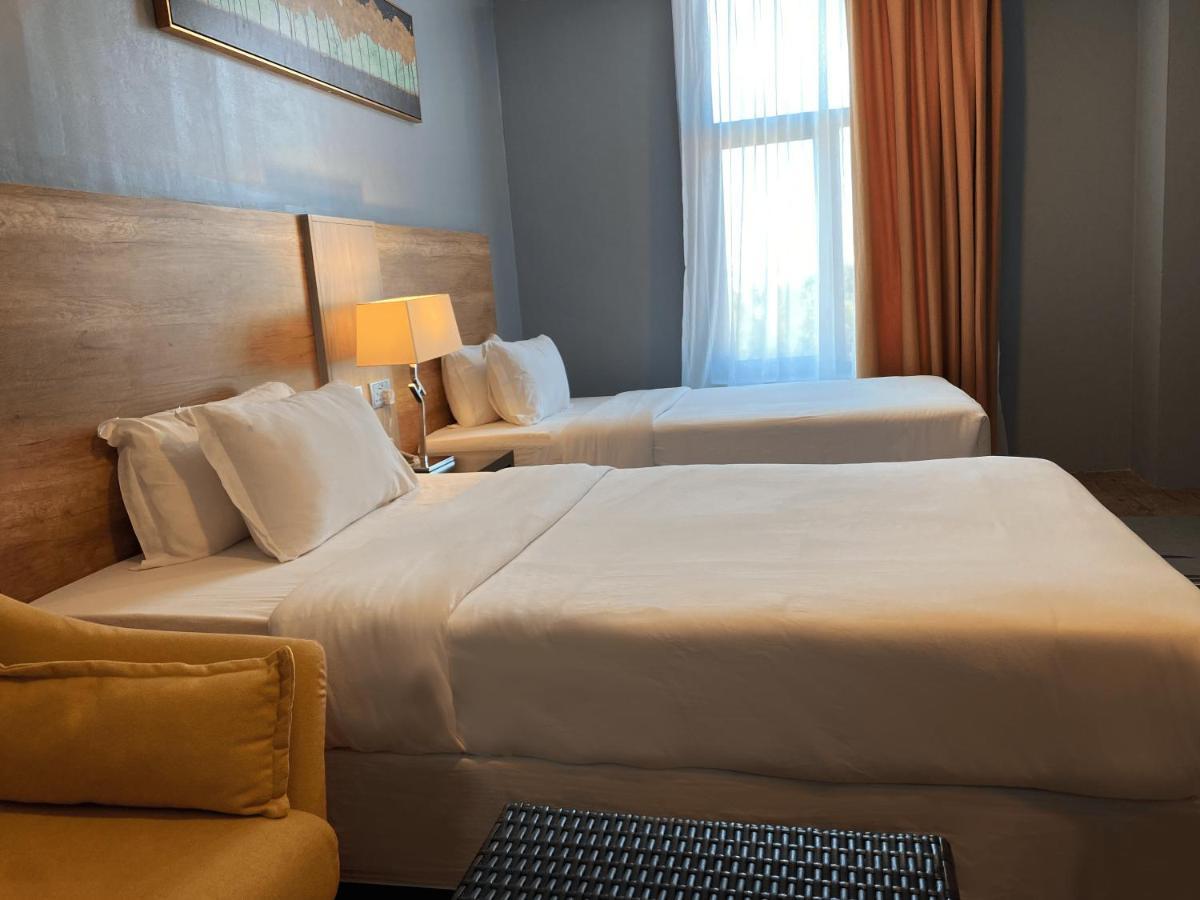 The Lanes Hotel Tutong Ngoại thất bức ảnh